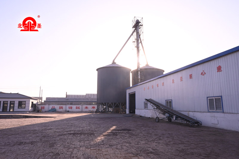 辽宁北圣牧业有限公司的饲料生产车间和大型料仓